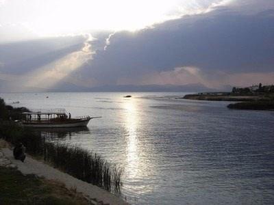 <p>Beyşehir Gölü'e geçilerek, öğle yemeği için göl kenarında bulunan balık lokantalarının zengin balık menüsü düşünülebilir. Selçuklu döneminden kalma eserleri barındıran Beyşehir Gölü'ndeki adalar ise düzenlenen yat turlarıyla görülebilir. Gün batımının Türkiye'de en güzel izlenebildiği yerlerden Beyşehir'de bir renk cümbüşü eşliğinde batan güneşi izlemek büyük keyif verecektir</p>

<p> </p>
