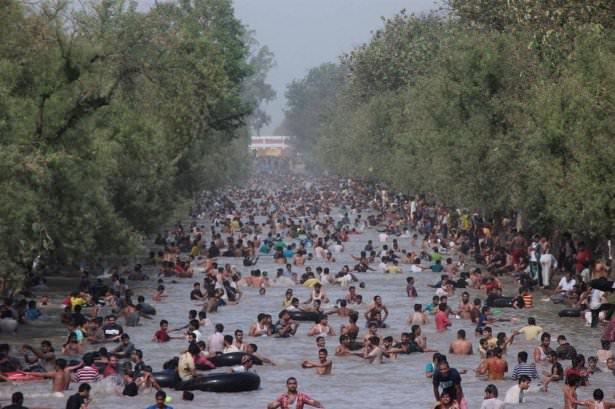 <p>42 dereceye ulaşan hava sıcaklığı nedeniyle, Pakistanlılar serinlemek için çözümü su kanalında buldu.</p>