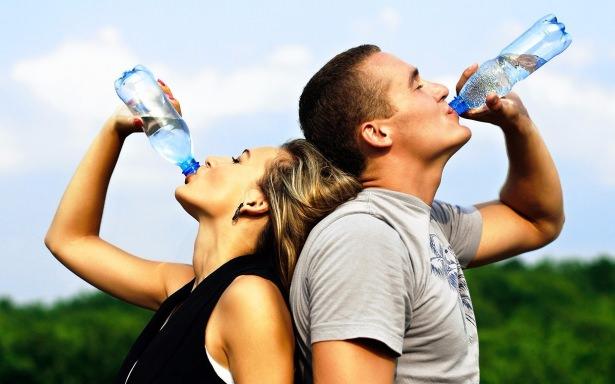 <p>Sigarayı bıraktıktan sonra metabolizma yavaşlamasını her gün düzenli bir şekilde 2,5 litre su tüketerek giderilebileceğini belirten Açıkgöz; "Sigarayı bırakanlar yüksek kalorili yiyeceklerden ziyade hafif yiyecekler tercih edilebilir. </p>
