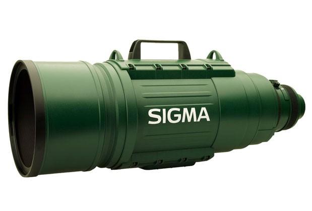<p><span style="color: #0000ff;"><strong>Sigma 200 - 500mm Lens</strong></span></p> <p>Fotoğraf makinesi lensleri çok farklı şekil ve boyutlarda olabiliyor ama bu Sigma lensi gördüklerimiz en büyüğü. Aslında bu türde satın alabileceğiniz tek lens. Hedefinizden ne kadar uzağa ya da yakına zumlarsanız zumlayın f/2.8 diyafram sabit kalıyor ve cihazla birlikte bir de özel pil paketi ve kılıf da veriliyor. Lens, vahşi tabiat ve spor fotoğrafçılığı için tasarlanmış ama zum çeşitliliği, yıldızları dahi çekmenize imkan tanıyor – yani göklerdeki yıldızları, film yıldızlarını değil.</p>