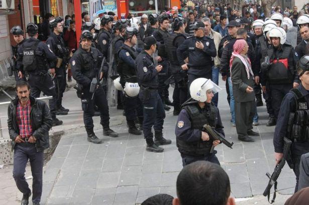 <p> Siirt'te HDP ve DBP'nin gerçekleştirdiği yürüyüşün ardından güvenlik güçlerine taşla saldıran gruba müdahale edildi.</p>

