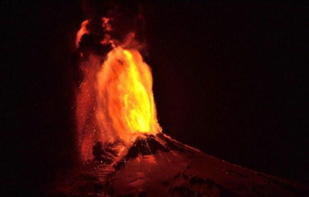 <p>Başkent Santiago'nun 750 kilometre güneyindeki tatil bölgesi Pucon'un yakınındaki volkan, Latin Amerika'nın en aktif volkanlarından. Villarrica volkanı en son 2000'de faaliyete geçmişti.</p>
