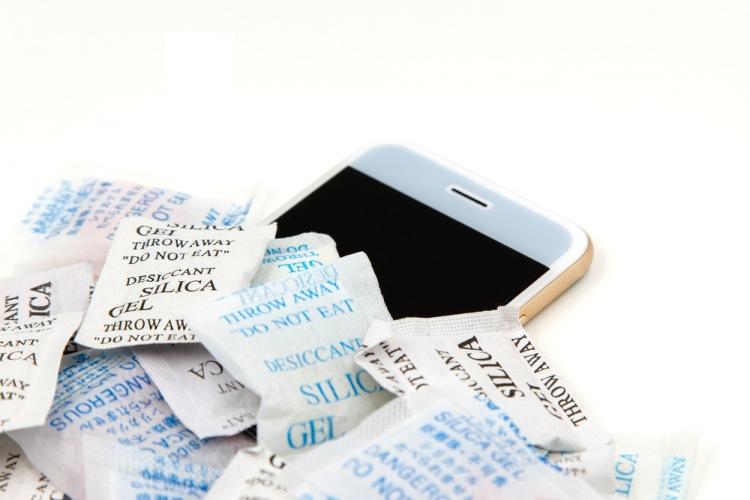<p><strong>Telefonunuzu korur</strong></p>
<p>Silika jellerin emici bir gücü vardır. Telefonunuzu suya düşerse hemen SIM kartınızı ve bataryanızı çıkartıp içi silika jel dolu bir kabın içine koyun. Silika jel telefondaki nemi alacaktır ve telefonunuz eski haline kısa sürede dönecektir.</p>
