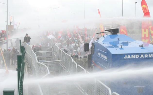 <p>Ergenekon sanıklarına destek olmak amacıyla Silivri'ye giden yüzlerce kişi olay çıkardı..İçeri girmek isteyen yüzlerce kişi bariyerlere saldırdı. Jandarma olaylara müdahale ediyor.</p>