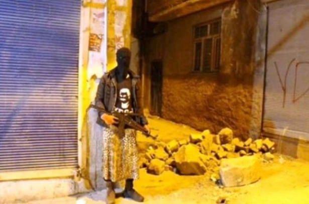 <p><strong>TSK AÇIKLAMA YAPMIŞTI</strong><br />
Genelkurmay Başkanlığı'nın sürdürülen terör operasyonlarına ilişkin yaptığı açıklamada da etekli teröristlerden bahsedilmişti.</p>
