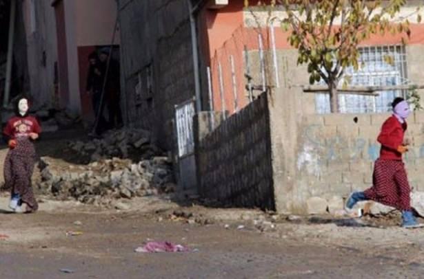 <p>TSK, Şırnak Silopi'de güvenlik güçlerince oluşturulan kontrol noktasında, vatandaşların arasına karışarak kaçmaya çalışan 58 bölücü terör örgütü mensubu yakalandığını açıklamıştı.</p>
<p> </p>