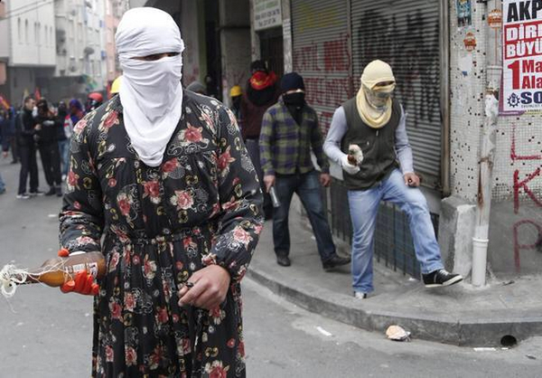 <p>Şırnak'ın Silopi ilçesinde yapılan operasyonda 4 etekli terörist yakalandı.</p>
