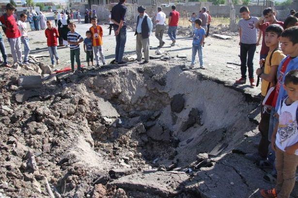 <p>3 METRELİK ÇUKUR OLDU</p>

<p>Terör saldırısının şiddetiyse gün ağarınca ortaya çıktı. Bombanın patladığı yerde yaklaşık 3 metre genişliğinde ve 1.5 metre derinliğinde çukur oluştu.</p>
