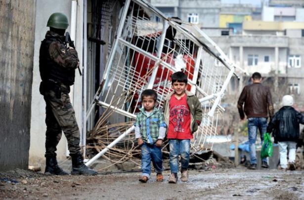 <p>PKK'lı teröristlerin tamamen temizlendiği Silopi'de, çocuklara her sabah çikolata ve meyve dağıtımı yapılıyor.</p>
<p> </p>