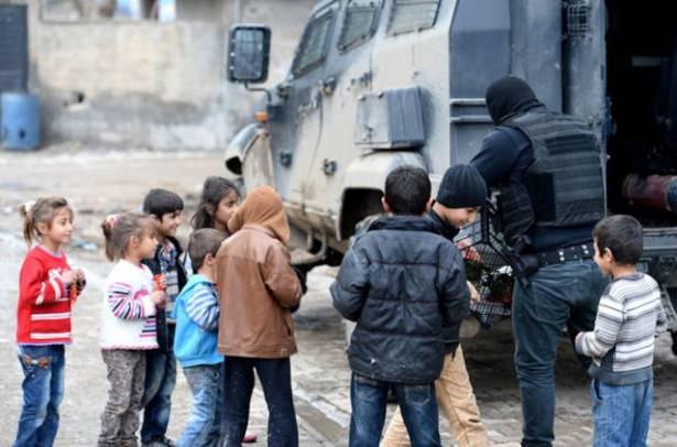 <p>ÖRGÜTÜN HÜCRE EVLERİNE NOKTA OPERASYONLARI </p>
<p><br />
İlçede sokağa çıkma yasağının ilan edilmesiyle birlikte güvenlik güçleri Silopi Başak Mahallesi'nde örgütün kullandığı birçok hücre evine nokta operasyonlar düzenledi. </p>