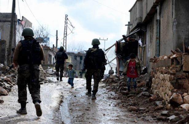 <p>Operasyonlar boyunca 1 güvenlik görevlisinin şehit oldu. Bölgedeki güvenlik kaynakları, Silopi'de olumlu sonuç alınmasının en önemli nedenin örgütün birçok hücre evine yapılan nokta operasyonları olduğunu belirtti.</p>