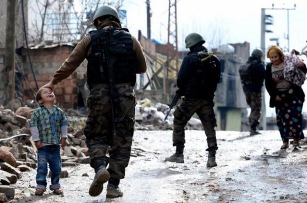 <p>Çikolata ve meyve dağıtan bir asker tarafından başı okşanan Silopili çocuğun gülümsemesi en dikkat çekici karelerden biri oldu.</p>
<p> </p>