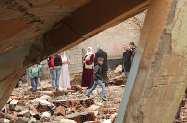 <p>ZIRHLI ARAÇLARA HER SABAH ÇİKOLATA VE MEYVE YÜKLENİYOR <br />
Başak Mahallesi'ne göreve giden güvenlik güçlerini taşıyan zırhlı araçlara çocuklar için her sabah çikolata ve meyve yükleniyor.</p>