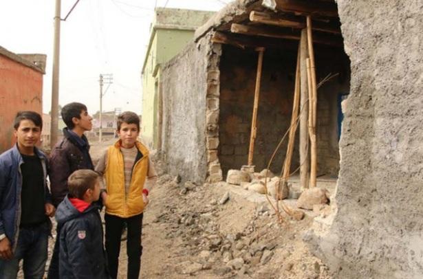 <p>Güvenlik güçleri bir yandan mahallenin güvenliğini sağlarken diğer yandan çocuklarla vakit geçiriyor. </p>
<p> </p>