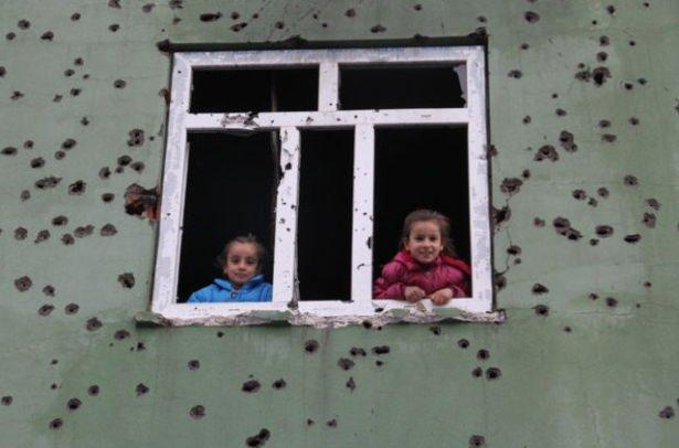 <p>Çocuklara çikolata ve meyve dağıtan güvenlik güçleri onlarla birlikte oyunlar oynuyor.</p>
<p> </p>