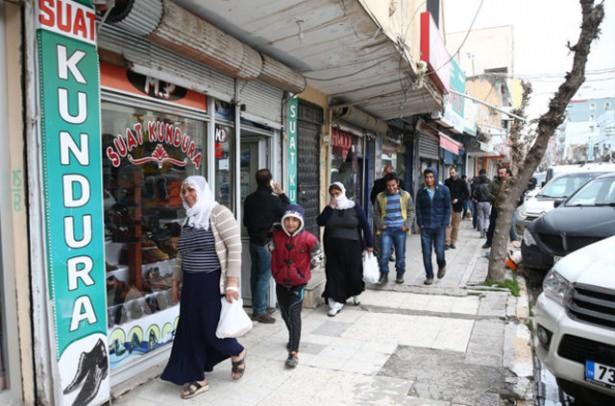 <p>ÖRGÜTÜN HÜCRE EVLERİNE NOKTA OPERASYONLARI <br />
İlçede sokağa çıkma yasağının ilan edilmesiyle birlikte güvenlik güçleri Silopi Başak Mahallesi'nde örgütün kullandığı birçok hücre evine nokta operasyonlar düzenledi. </p>
