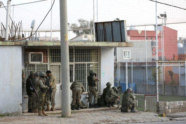 <p> Davutoğlu'nun gerekirse ev eve temizlenecek dediği operasyonlar Silopi, Silvan, Cizre ve Sur'da etkin bir şekilde yürütülüyor. Operasyonlar Ankara'da güvenlik birimlerinde oluşturulan merkezlerden de anlık olarak takip ediliyor.</p>
<p> </p>