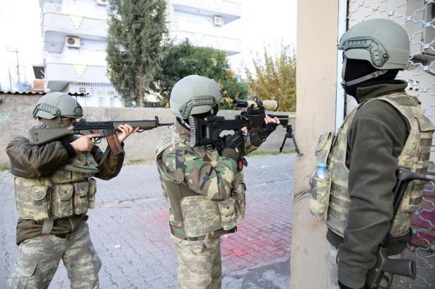 <p>Son 48 saatte 22 terörist Cizre'de, bir terörist ise Silopi'de öldürüldü.</p>
<p> </p>