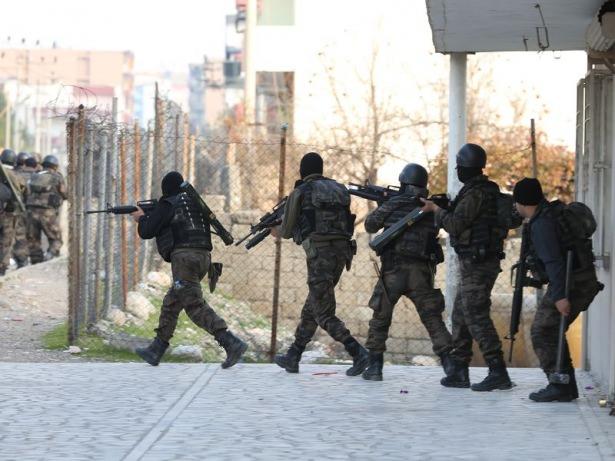 <p><span style="color:#FFD700"><strong>Özel timler dün gece başlattı</strong></span></p>
<p>Dün gece 23:00'de başlayan operasyonlarda, Isparta, Bolu ve Sivas'taki komando birliklerinin yanı sıra PÖH timlerinin meskun mahallerdeki operasyonlarında JÖH timleri de yer almaya başladı.</p>