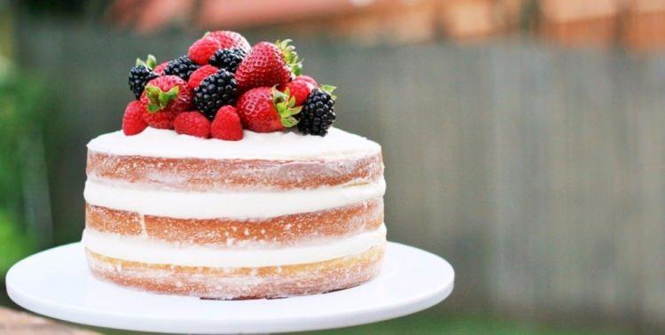 <p>Son dönemlerin düğün pastası trendi<strong> "Naked cake"</strong> yani "Çıplak kek" ya da <strong>"Çıplak pasta" </strong>Holywood yıldızlarının öncülüğü ile dünyaya hızla yayılıyor.</p>
