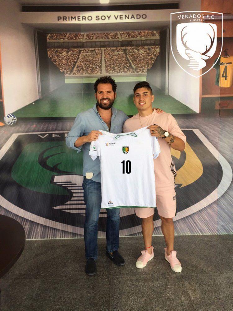 <p>22 yaşındaki futbolcu 2014/15 sezonundan bu yana 6. takımına imza attı.</p>