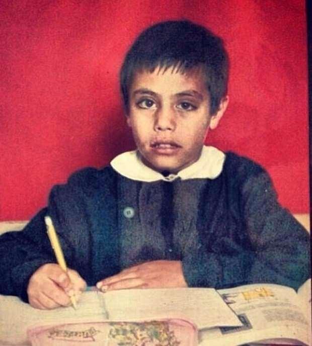 <p>Sosyal medya paylaşımlarıyla Türkiye'nin hatta dünyanın dikkatini çeken restoranlar zincirinin sahibi <strong>Nusret Gökçe</strong>'nin çocukluk fotoğrafı ortaya çıktı.</p>
<p> </p>