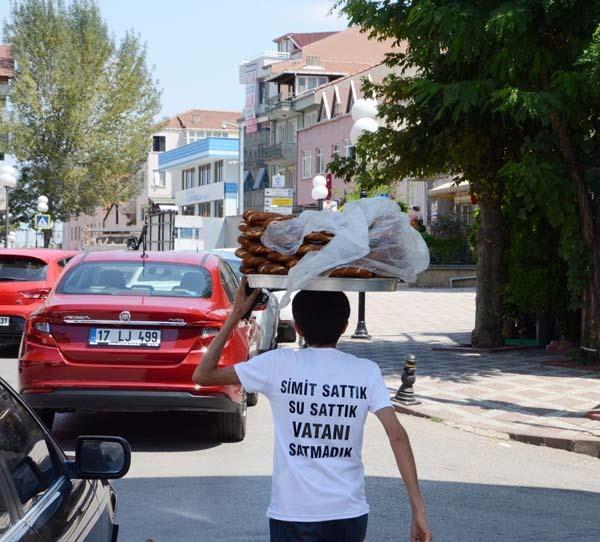 <p>Simitçi Erkan Ayhan'ın tişörtünde yazan, 'Su sattık, simit sattık, vatanı satmadık' yazısı herkesi duygulandırdı.</p>
