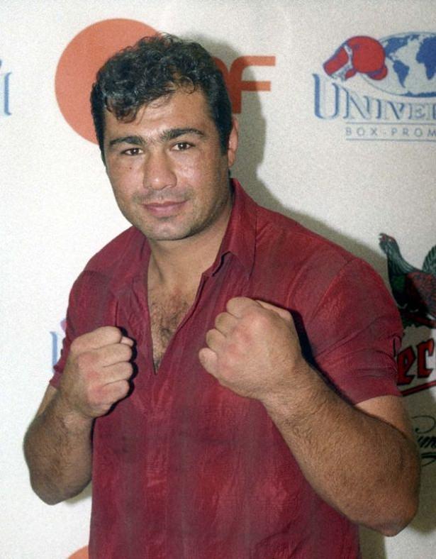 <p>Sinan Şamil Sam (d. 24 Haziran 1974, Frankfurt, Almanya), aslen Karslı Türk profesyonel ağır sıklet boksörüdür. 24 Haziran 1974 tarihinde Almanya'nın Frankfurt şehrinde doğdu. Amatör boks yaşamı yıllarında oldukça başarılıydı. Dokuz defa Türkiye şampiyonluğunu kazandı. 1992 yılında Gençler Dünya Şampiyonu oldu. 1993'te Vize-Avrupa şampiyonluğunu kazandı. 1995 Dünya İkinciliği'ni elde ederken 1999 Büyüklerde Amatör Boks Dünya Şampiyonu olmayı başardı. 15 Nisan 2000 tarihinde profesyonel oldu. 12 Ekim 2002'de Polonyalı rakibi Przemyslaw Saleta karşı Avrupa Şampiyonluğu için ringe çıktı ve yedinci raundda nakavtla yendi.</p>
