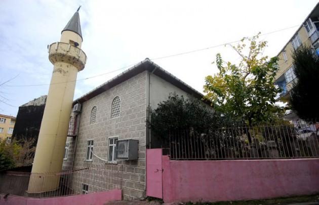 <p>SİNANAĞA CAMİİ: Sinan ağa cami halk tarafından yaptırılmış olup üç kat olarak ikinci defa inşaat edilmiştir Caminin dış alanı 200 metre kare olup iç alanı 180 metre karedir 300 kişilik cemaat kapasitesine sahiptir. Caminin en üstkatı erkek cemaatın namaz kılması için,orta katı ders okuma yeri,bodrum katı ise Tuvalet ve abdest hane olarak kullanılmaktadır. Caminin mihrabı mimberi ve kürsüsü vardır.Caminin herhangi bir tarihi özelliği ve tarihi eşyası yoktur.</p>