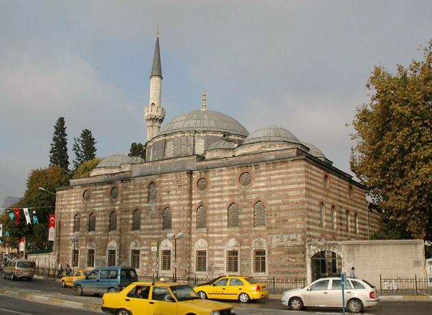 <p>SİNAN PAŞA CAMİİ: Sinan Paşa Camisi İstanbul'un Beşiktaş ilçesinde yer alan Mimar Sinan tarafından inşa edilmiş bir Osmanlı camisidir. İlçenin merkezinde yer alan Sinanpaşa mahallesine adını vermiştir.</p>