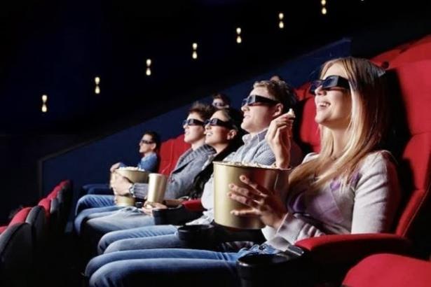 <p><span style="color:#FFFFFF">Sinemalar filmden önce lobideki atıştırmalıkları gösteren kısa, tanıtıcı reklamlar göstermeye başladı.</span></p>
