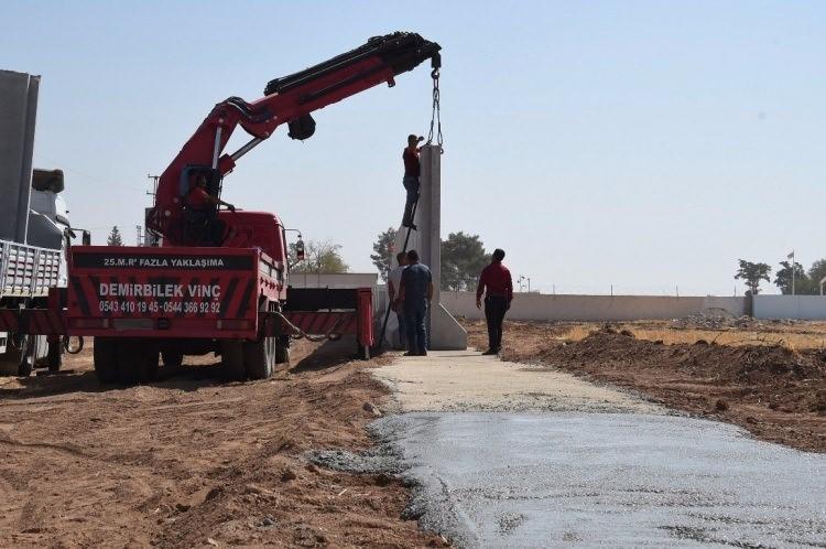 <p><strong>Çelik zırh gibi sağlam</strong></p>
<p> Karkamış sınırında hızlandırılan beton duvar inşa çalışmaları kapsamında Suriye sınırındaki toplam 25 kilometrelik alan için beton bloklar üretiliyor.</p>