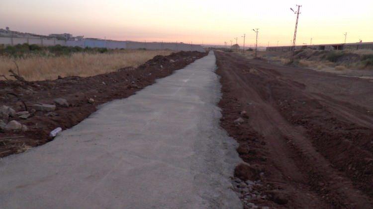 <p>Harcın demir kalıplarının içerisine dökülerek üretildiği beton bloklardan ise günde 80 ile 100 adet inşa ediliyor. Mukavemete dayanıklı olan beton duvarların, zırh gibi sağlam hale getiriliyor.</p>
<p> </p>