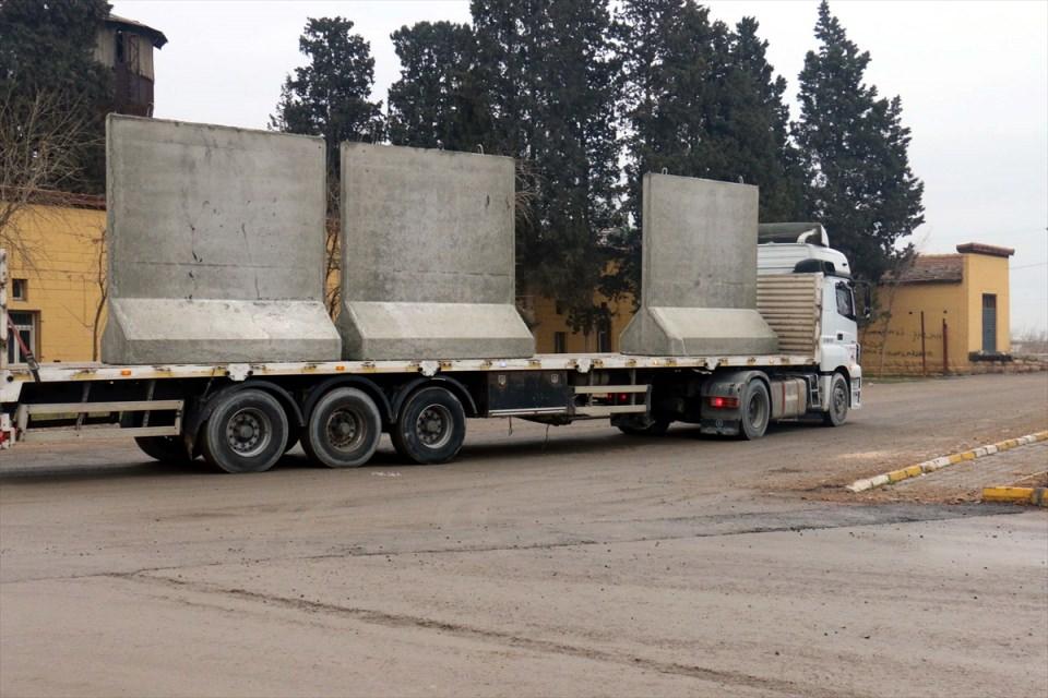 <p>Akçakale'nin karşısında bulunan ve Suriye'deki iç savaşının ardından önce Özgür Suriye Ordusu (ÖSO), ardından DEAŞ ve son olarak da 2015 yılının Haziran ayında PYD denetimine giren Rakka'ya bağlı Telabyad ile Türkiye arasındaki sınır hattına 30 kilometre uzunluğunda modüler beton duvar örülmesi kararlaştırıldı.</p>
