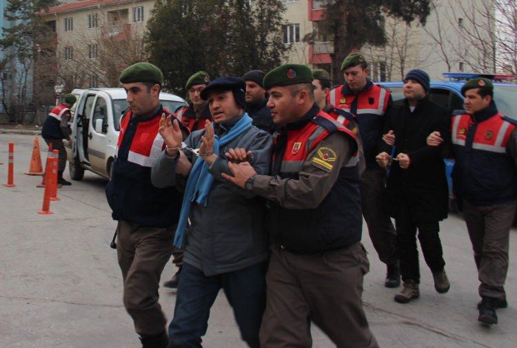 <p>Ekipler, iki aileye yardım ettiği belirlenen taksi ş&ouml;f&ouml;r&uuml; A.E'yi de g&ouml;zaltına alırken, ş&uuml;phelilerin &uuml;zerinde yapılan aramada 4 bin avro ve 2 bin lira ele ge&ccedil;irildi.</p>

<p>&nbsp;</p>
