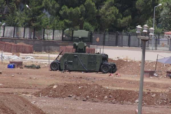 <p>360° yanca kapsamaya sahip bir radar sistemi olan Serhat, modüler bir tasarıma sahip olup, üç ayak sehpa (tripod) üzerinde, kule/bina üzerine yerleştirilerek veya, araçta yükseltilebilir mast üzerinde kullanılabilmektedir. SERHAT, havan atışlarının tespit ve takibi için eşsiz bir sistemdir.​</p>
