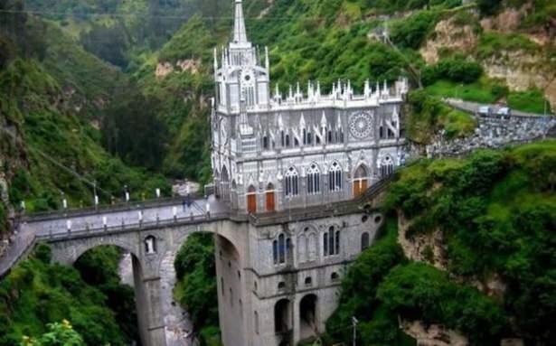 <p><strong>Las Lajas Katedrali, Kolombiya</strong></p>
<p>Öyle ki ilk bakışta bir ilüzyon hissi veren yapılar, görenlerde hayret ve şaşkınlık yaratarak, tekrar tekrar bakmalarını sağlayabiliyor.</p>