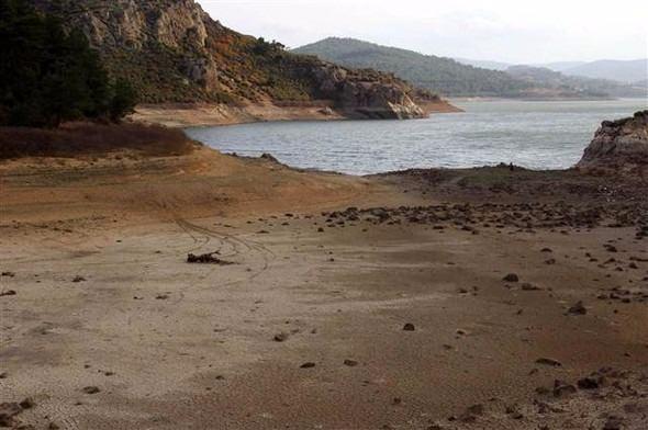 <p>Bayramiç, Ezine ve Kumkale ovalarını sulayan 96.5 milyon metreküp su kapasitesine sahip Bayramiç Barajı’nda ise, 15.5 milyon metreküp su bulunurken, doluluk oranı yüzde 16 düzeyine indi.</p>
<p> </p>