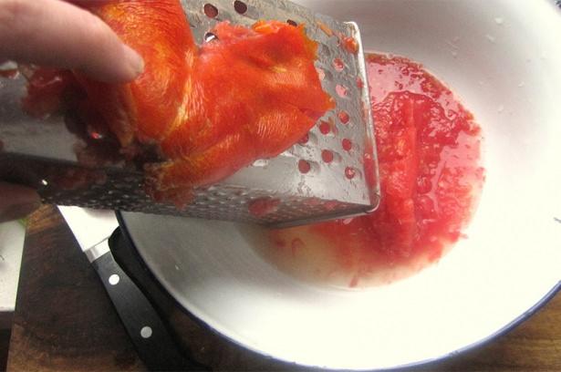 <p>Kutu rende: Bu rendeyi püre makinesi olarak kullanabilirsiniz. Dikdörtgen şeklindeki sıradan rendenizi domates soyucu ve püre makinesine dönüştürebilirsiniz. Büyük delikli tarafını kullanarak, büyük bir domatesi rendeye karşı tutun. Domatesi rendelerken dairesel bir hareketle döndürün. Püreniz rendenin altındaki tabağa düşecek, kabuğu ve domatesin sapı elinizde kalacaktır.</p>

<p> </p>
