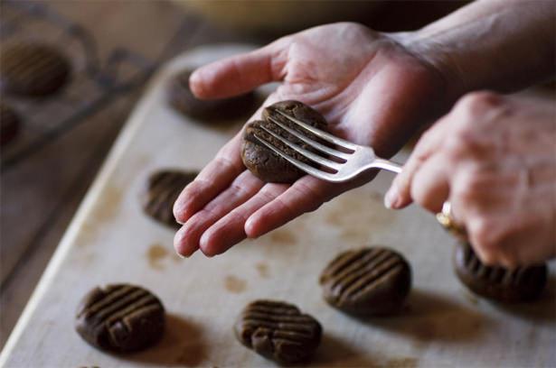 <p>Çatal: Hamur işlerinize şekil vermek için ve zeytin, kiraz gibi yiyeceklerin çekirdeğini çıkarmak için yassı bir çatal kullanabilirsiniz.</p>

<p> </p>
