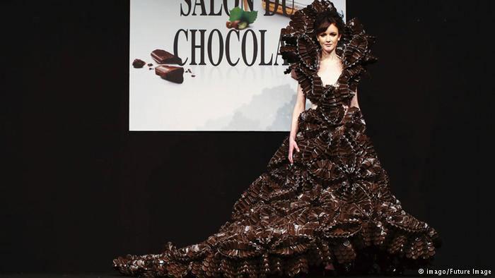 <p><strong>Çikolatadan elbise</strong></p>

<p>Paris'te her yıl düzenlenen çikolata sergisi  “Salon du Chocolat”ın simgesi sadece çikolatadan yapılmış elbise. </p>

<p> </p>
