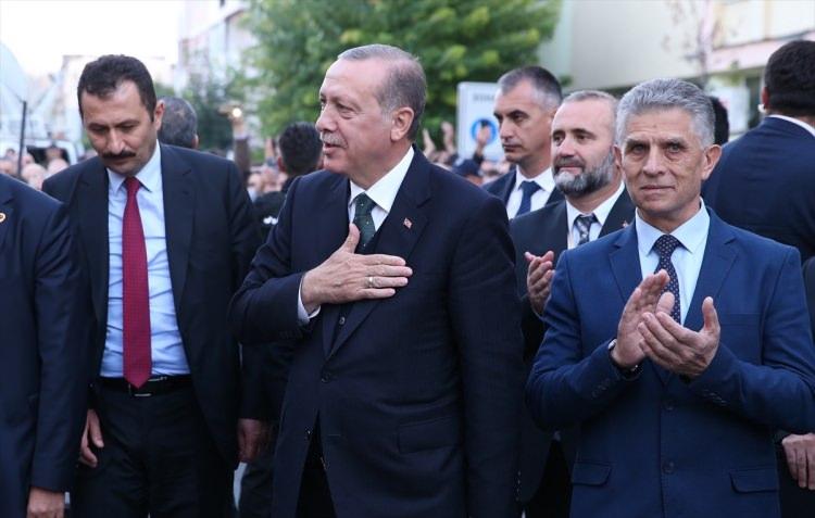 <p>Erdoğan'ı BNV Başkanı Süleyman Ugljanin karşıladı.</p>
