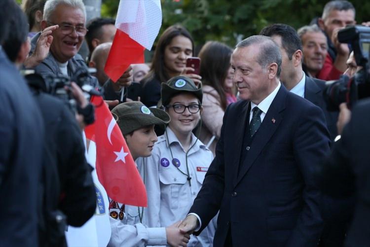 <p>Cumhurbaşkanı Erdoğan, konsey binasına gelişinde kendisine sevgi gösterilerinde bulunan çocuklarla tokalaştı.</p>
