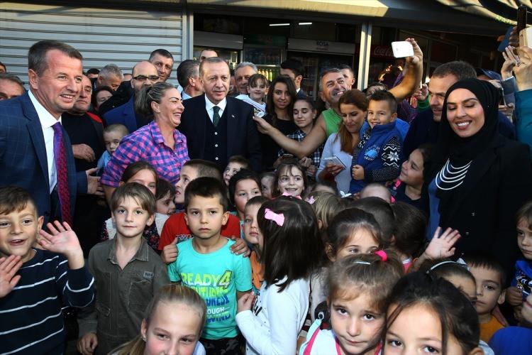 <p>Erdoğan, konsey binasına gelişinde kendisine sevgi gösterilerinde bulunan vatandaşlarla fotoğraf çektirdi.</p>
