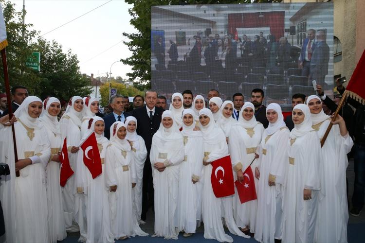 <p>Erdoğan, konsey binasına gelişinde kendisini karşılayan ilahi grubu ile fotoğraf çektirdi.</p>
