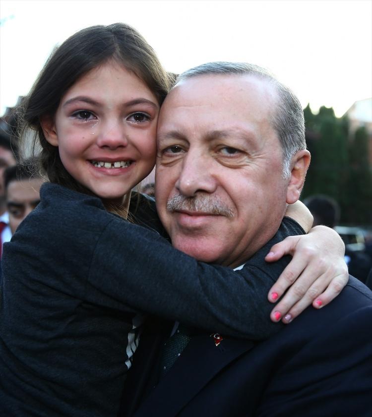 <p>Cumhurbaşkanı Erdoğan, konsey binasına gelişinde kendisine sevgi gösterisinde bulunan bir çocukla fotoğraf çektirdi.</p>
