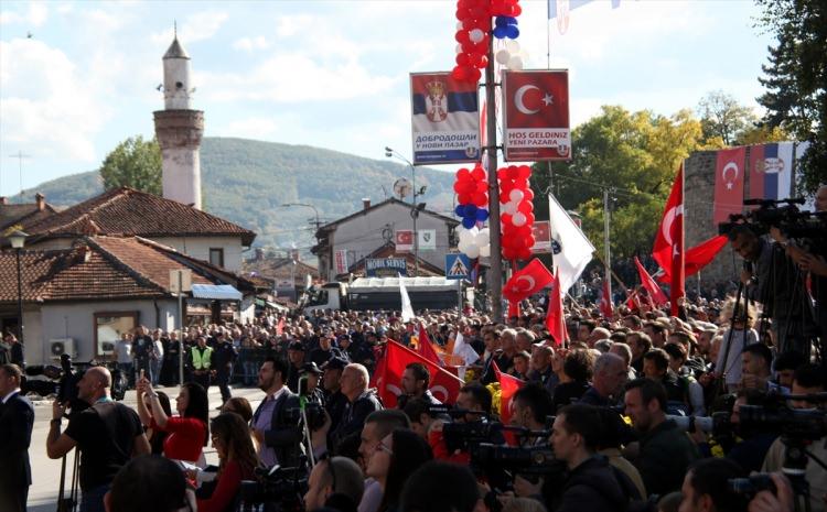 <p>Cumhurbaşkanı Erdoğan'ı görmek için Novi Pazar'a akın eden binlerce insan, şehrin sokaklarını doldurdu.</p>
