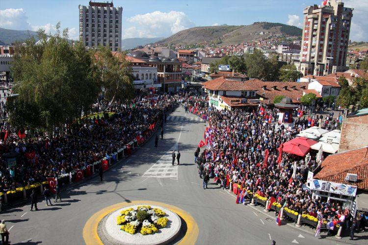 <p>Şehrin dört bir yanına "Türkiye", "Novi Pazar’a hoş geldiniz" pankartları ve Türk bayrakları asıldı.</p>
