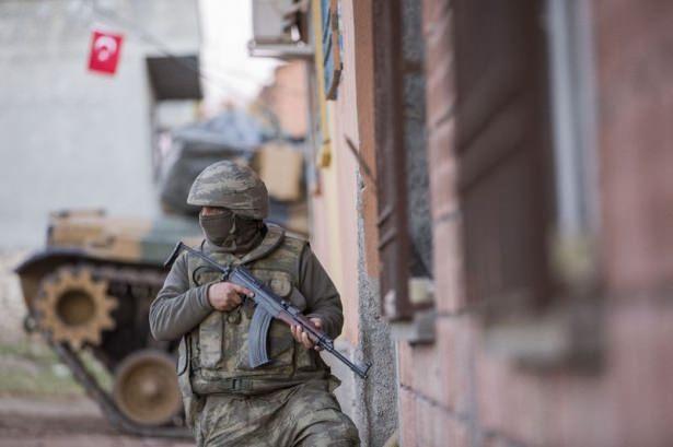 <p>Cizre'deki "Şehit Jandarma Astsubay Kıdemli Çavuş Burak Demirci" ve Silopi'deki "Şehit Polis Muhammet Onur" operasyonları kapsamında güvenlik güçleri ile teröristler arasında sık sık "sıcak temas" sağlanıyor.</p>