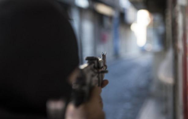 <p>Harekat merkezinden anlık bilgileri ve gelişmeleri takip eden Orgeneral Huduti, operasyonların sürdüğü Silopi ve Cizre ilçelerine sık sık gidiyor. Buralarda operasyonları yerinde izleyen Huduti, birlikleri denetliyor.</p>
